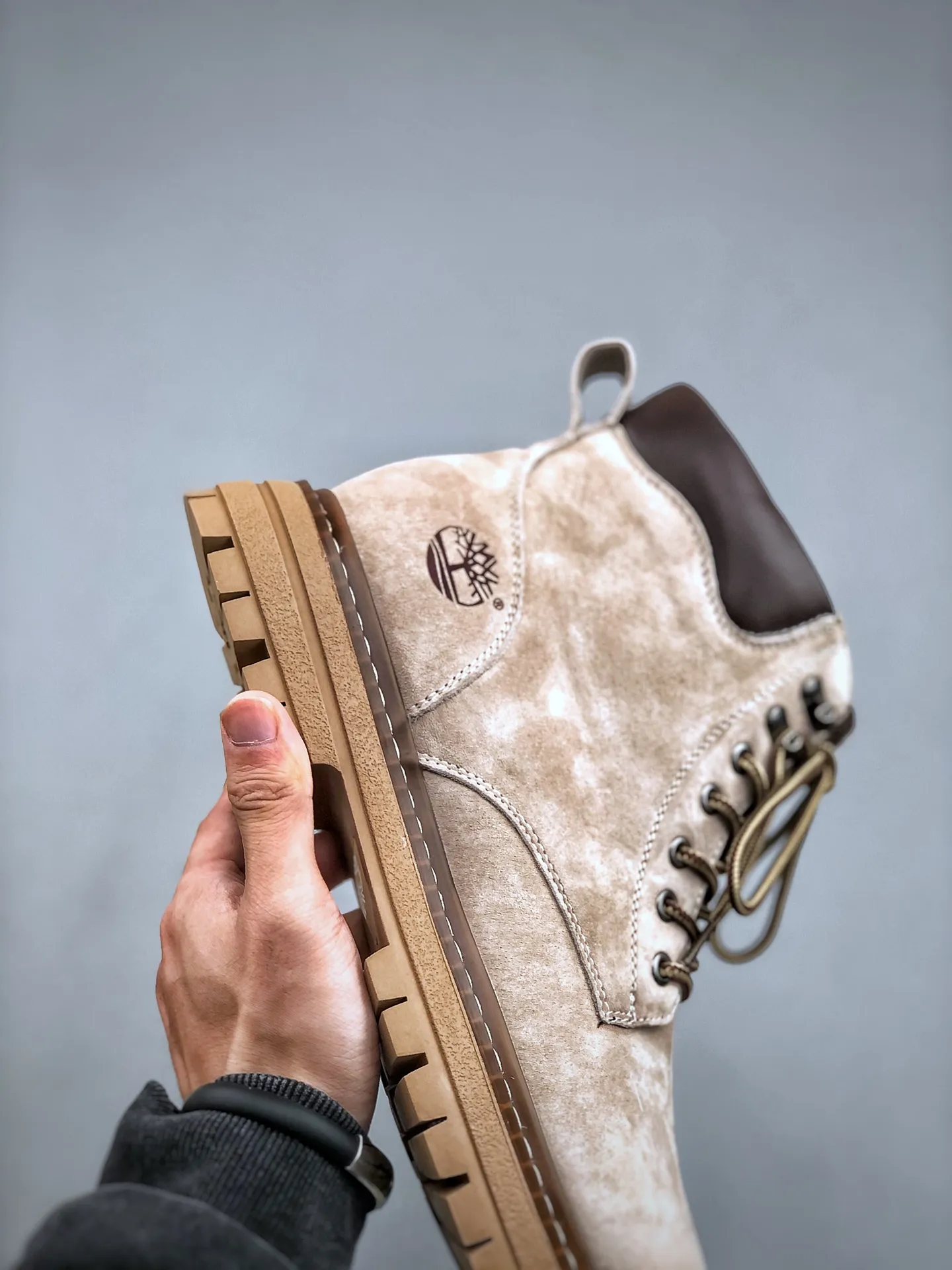 Local self-pickup💰560 supports store release. New goods🚀#Timberland Timberland/Timberland outdoor mid-cut casual rhubarb boots series. Guangdong factory quality. Original box and original packaging. The fabric is made of Italian 🇮🇹 top-grade frosted fine-grained cowhide. It is paired with anti-odor and anti-corrosion genuine leather latex insoles to give you a perfect wearing experience. High-quality and durable. A must-have for sportsmen. Specially designed to treat those who are not handsome. High-quality and first-class foot feel. Size: 38 39 40 41 42 43 44 (leather shoe size)